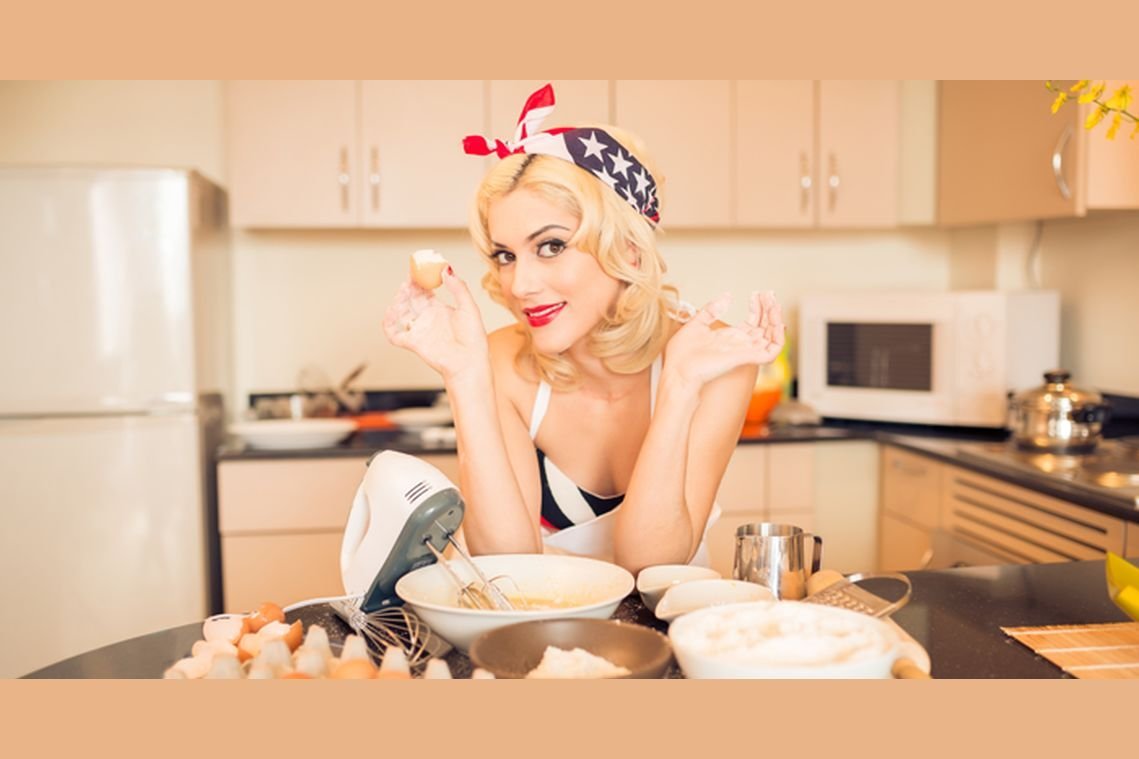 Блондинка домохозяйка