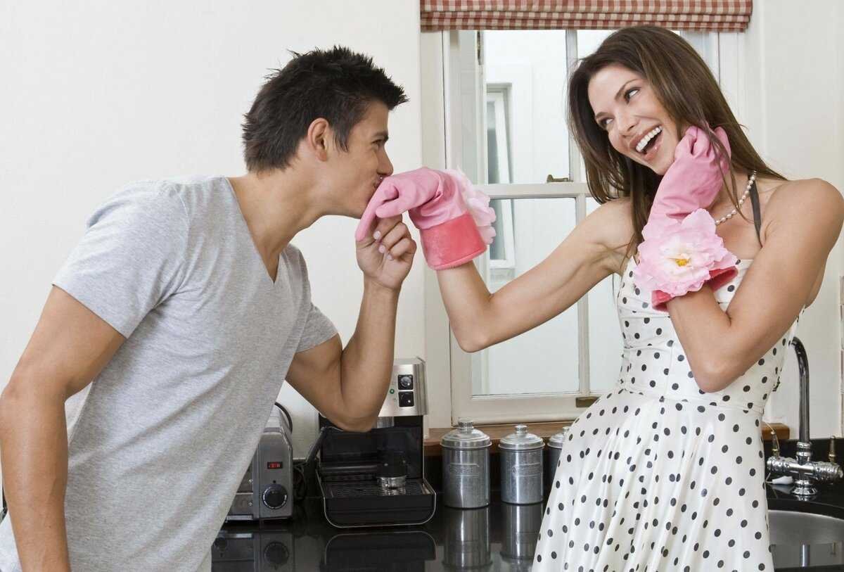 Мужик стирает