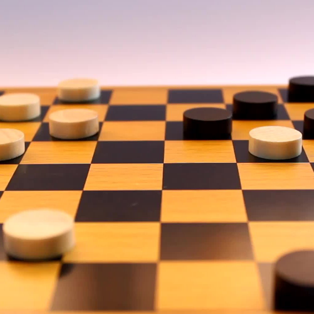 Шашки белая и черная