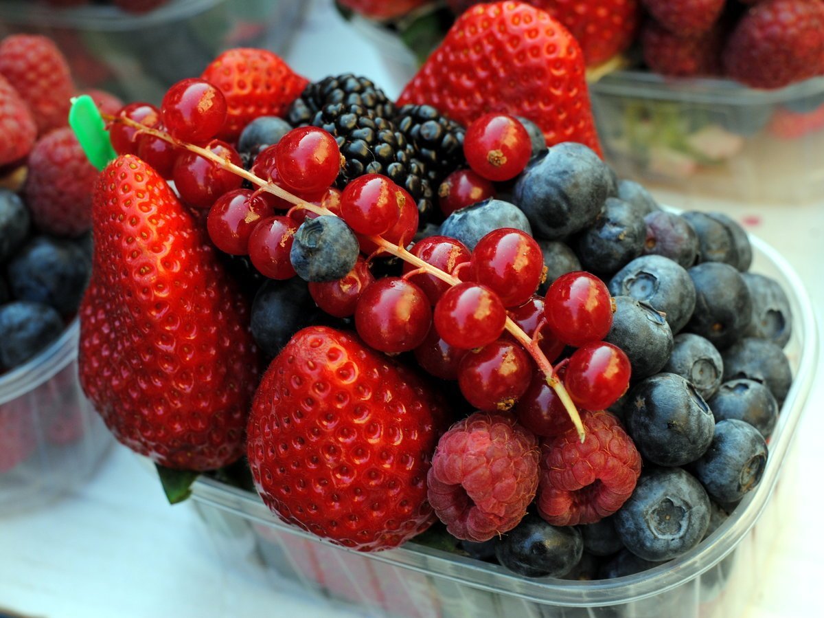 Малина клубника черника