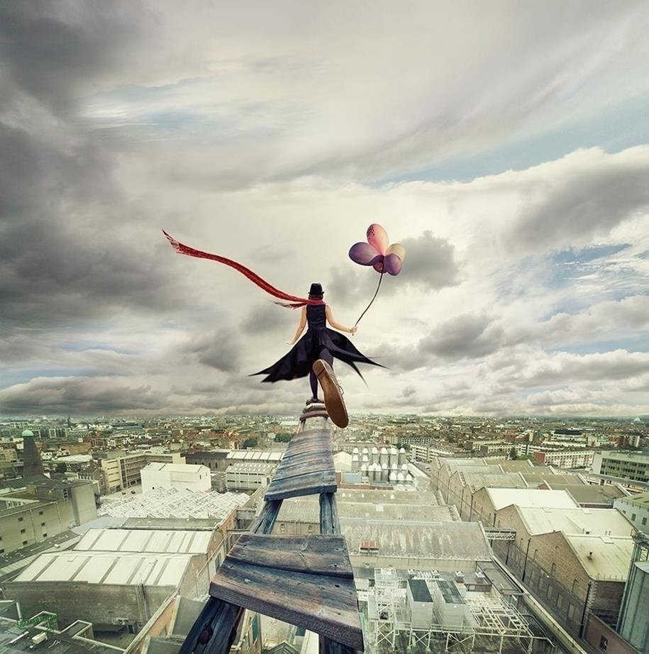 Девушка над городом