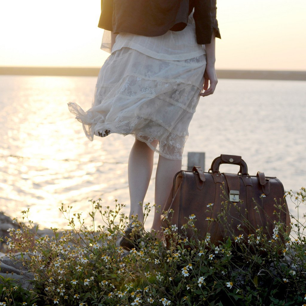 Женщина уходит с чемоданом