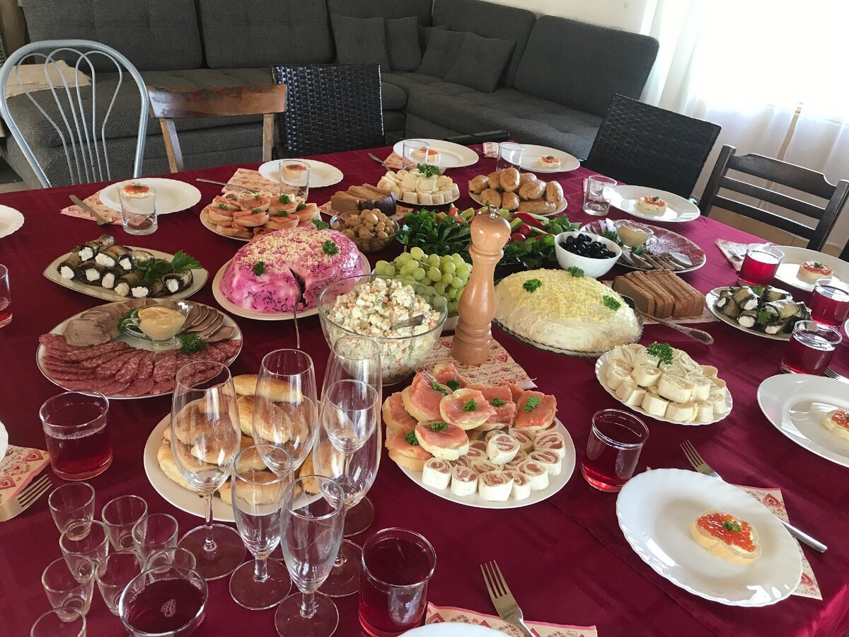 Накрытый новогодний стол