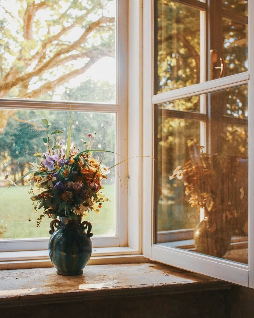 Осеннее окно солнце