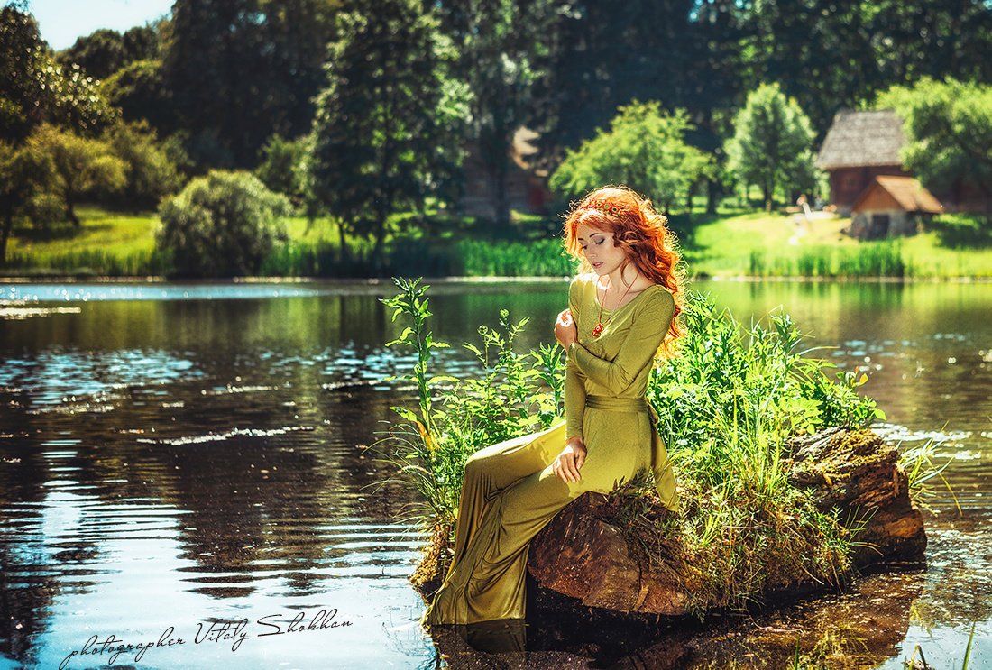 Рыжая девушка на реке