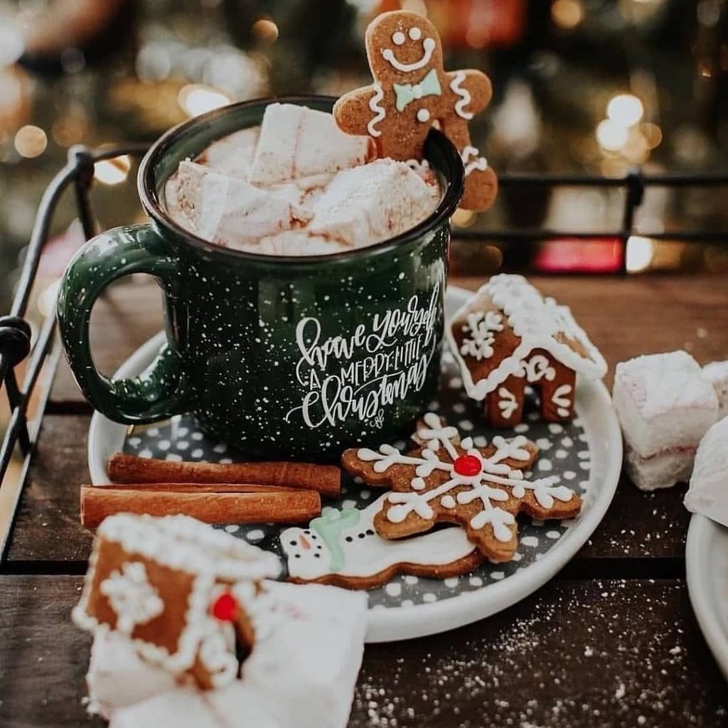 Новогодний кофе в руках