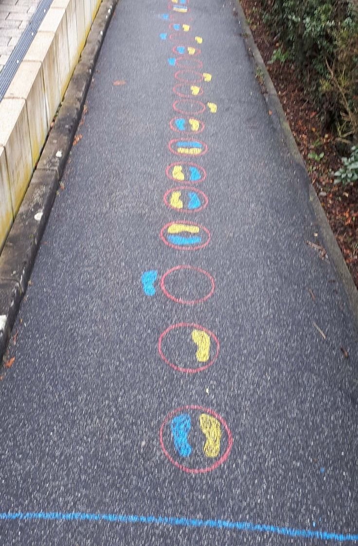 Классики на асфальте в детском саду