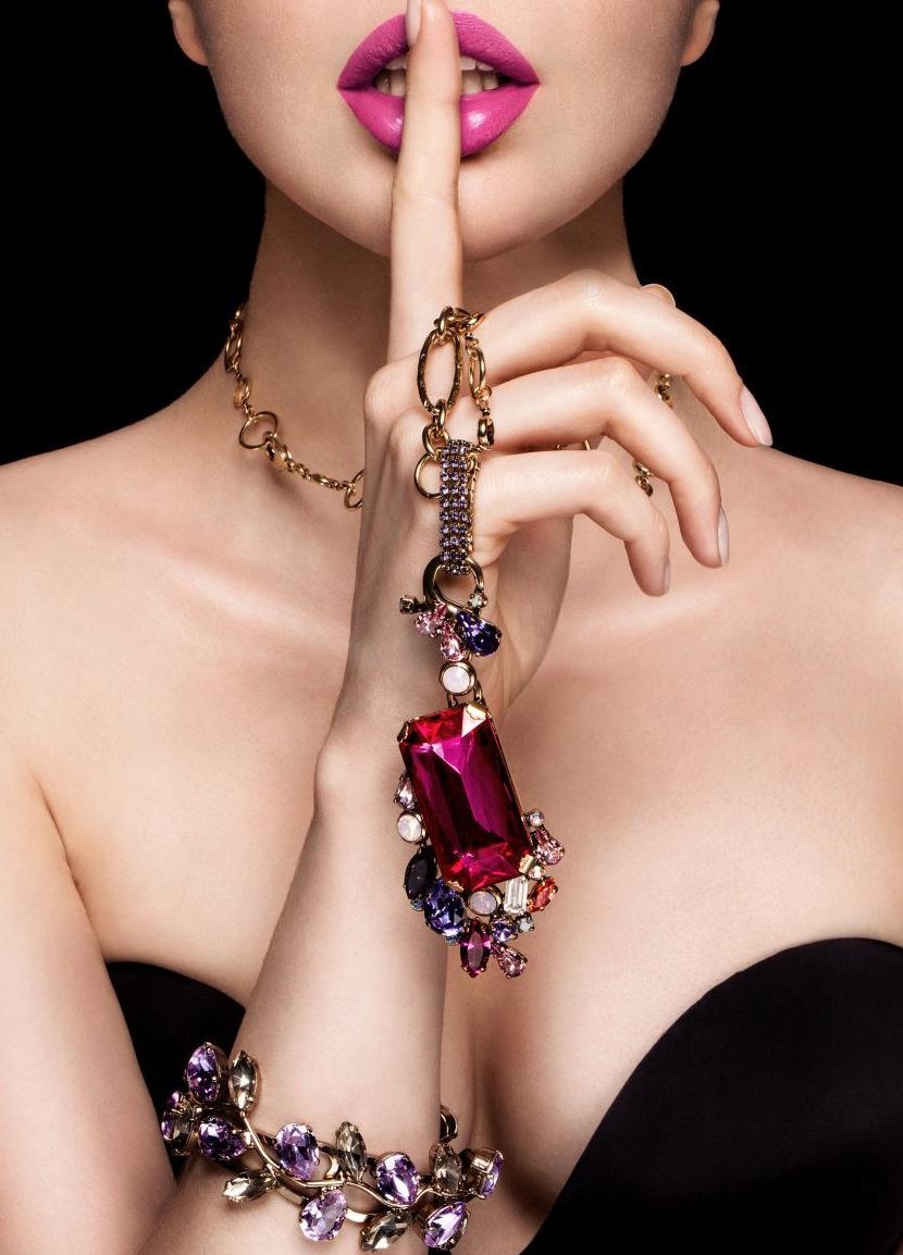 Брюнетка в Вечернем платье