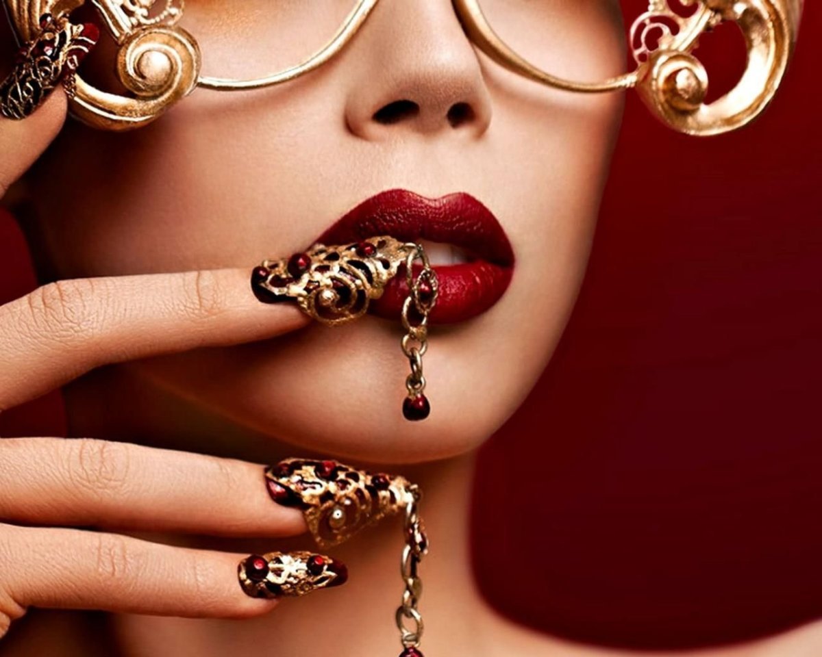 Девушка с красной сумкой