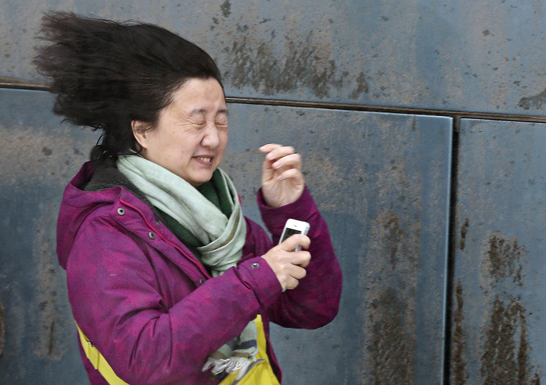 Сильный ветер человек