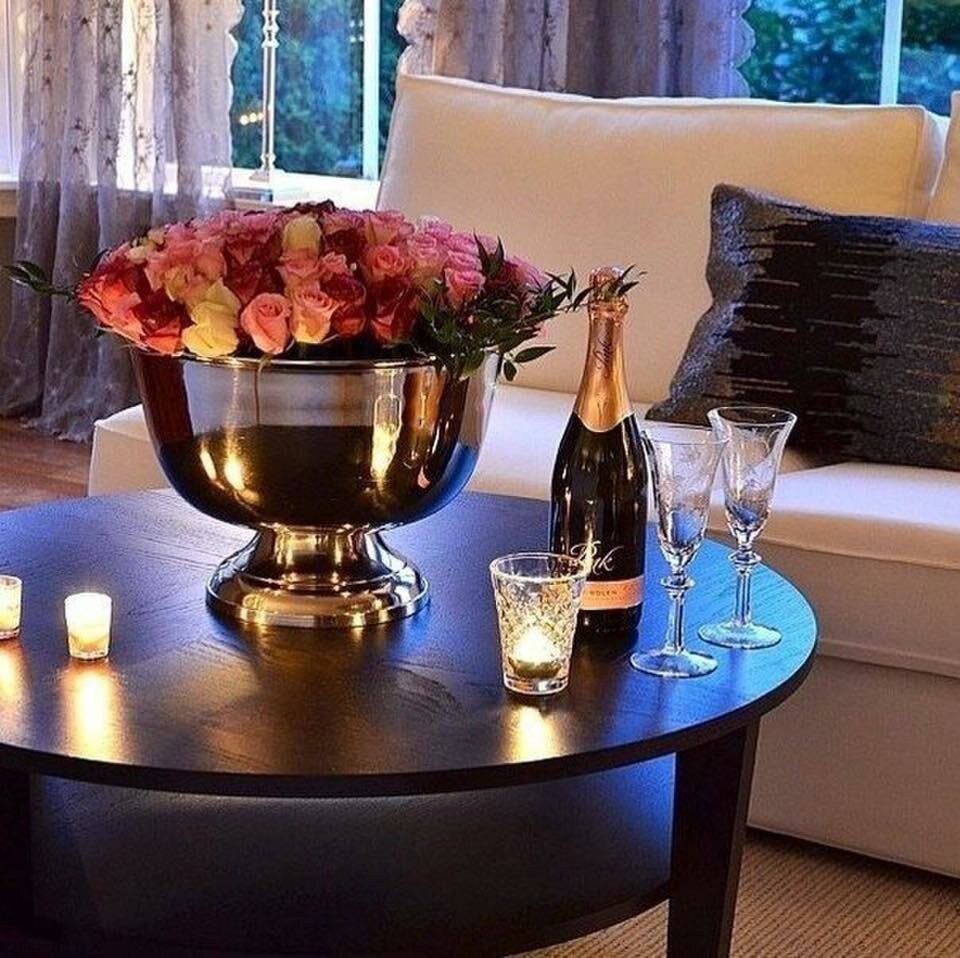 Цветы столик кафе вечер