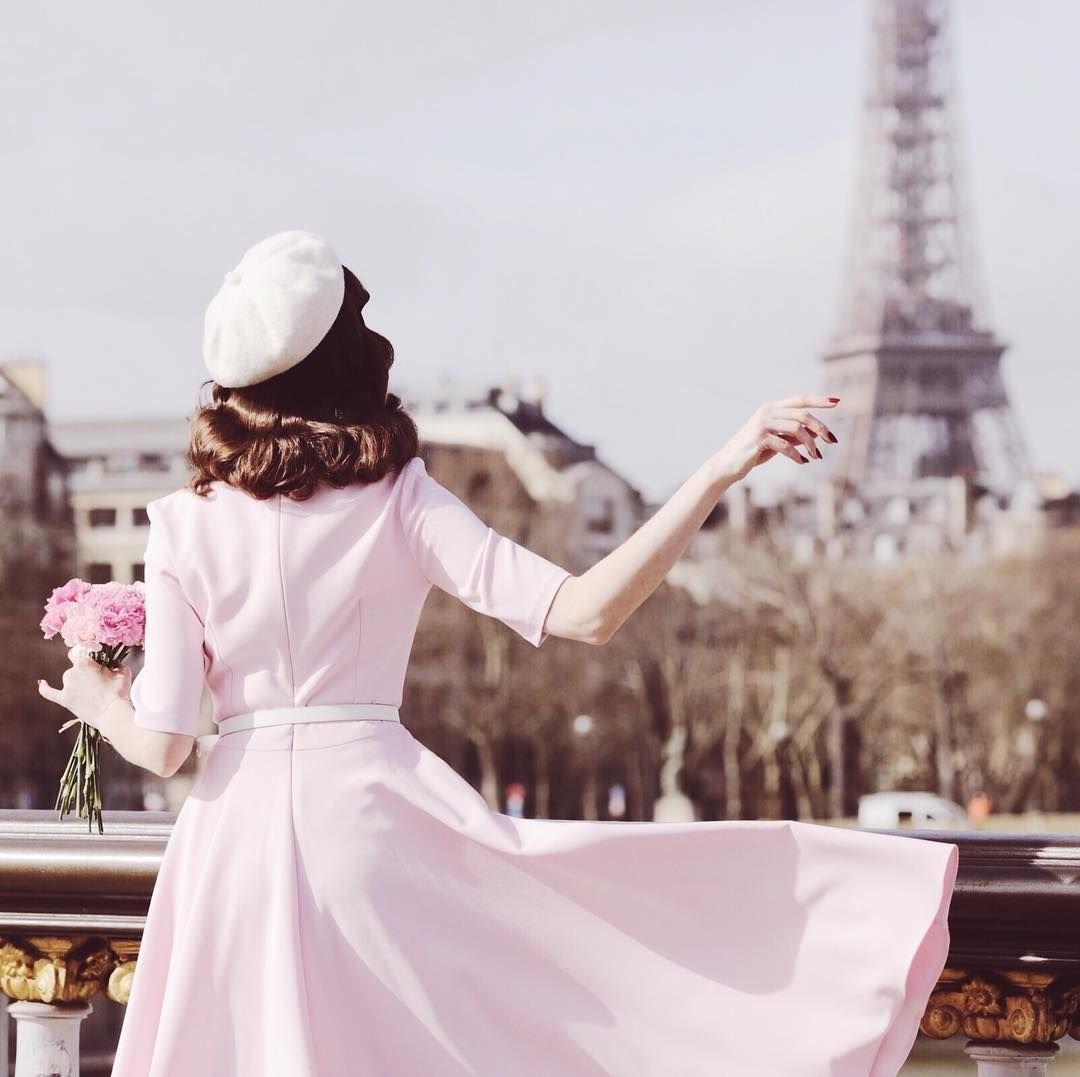 Девушка брюнетка в винтажном платье