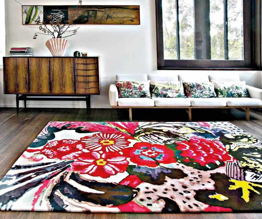 Яркий ковер в интерьере