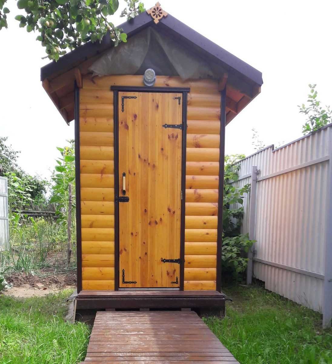 Туалет уличный деревянный
