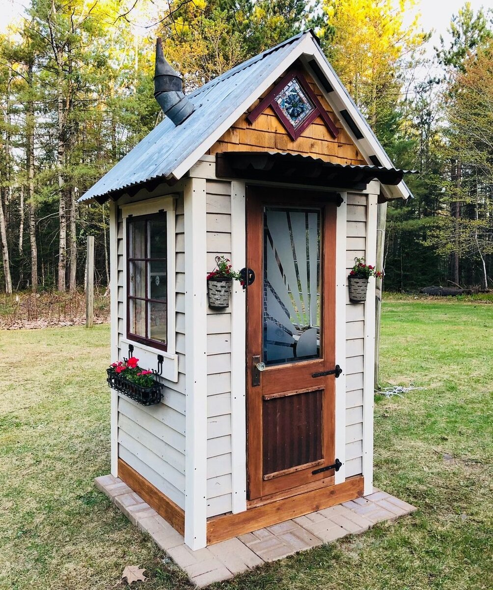Красивый дачный туалет