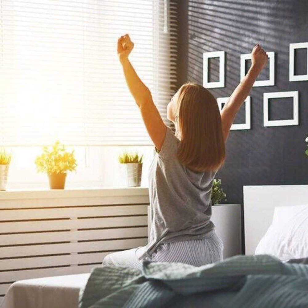 Человек просыпается утром