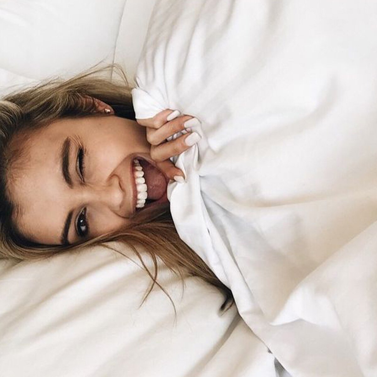 Красивая девушка просыпается