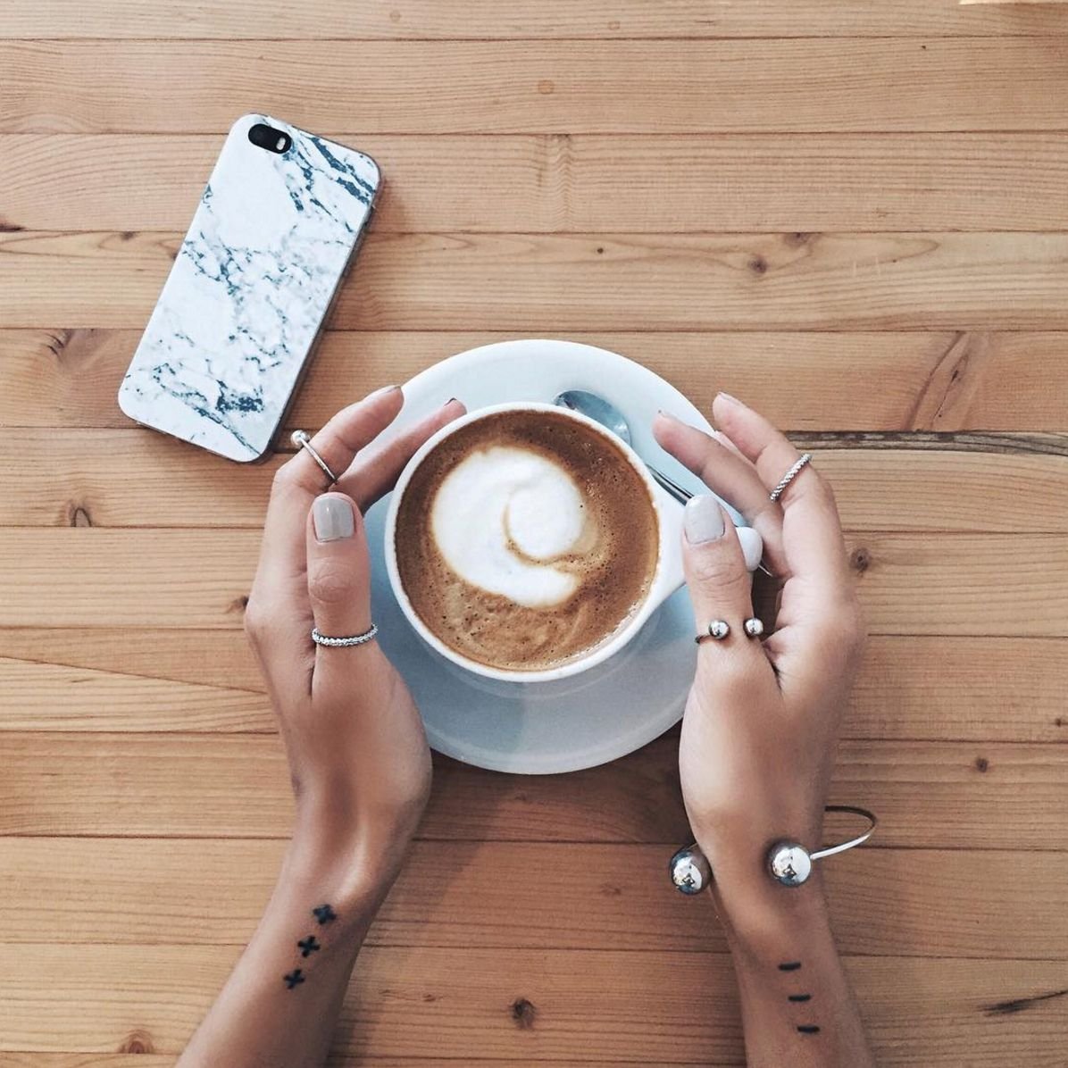 Девушка лежит на подушке