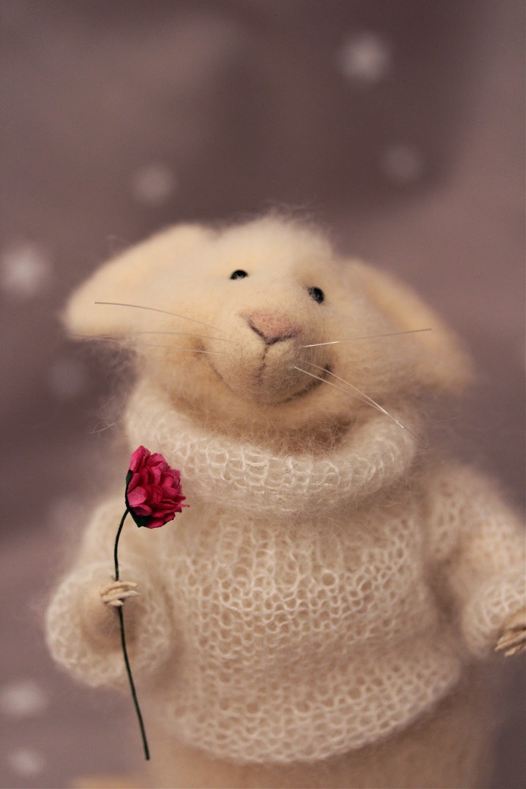 Мышь с чашкой чая