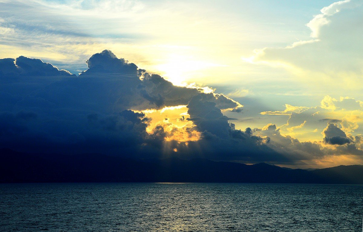 Море горы облака