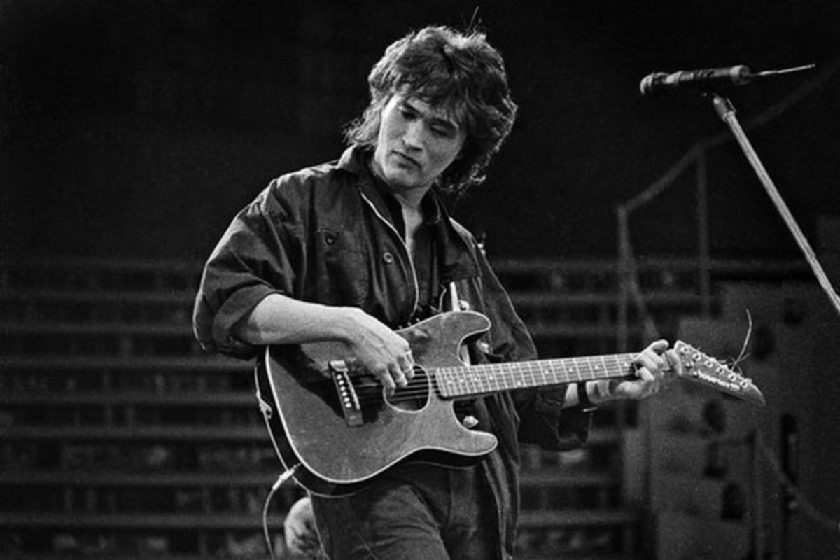 Виктор Цой с акустической гитарой