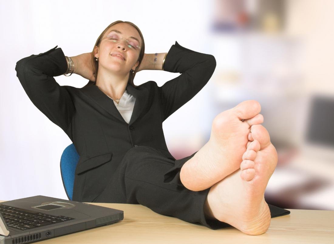 Босоногие женщины в офисе