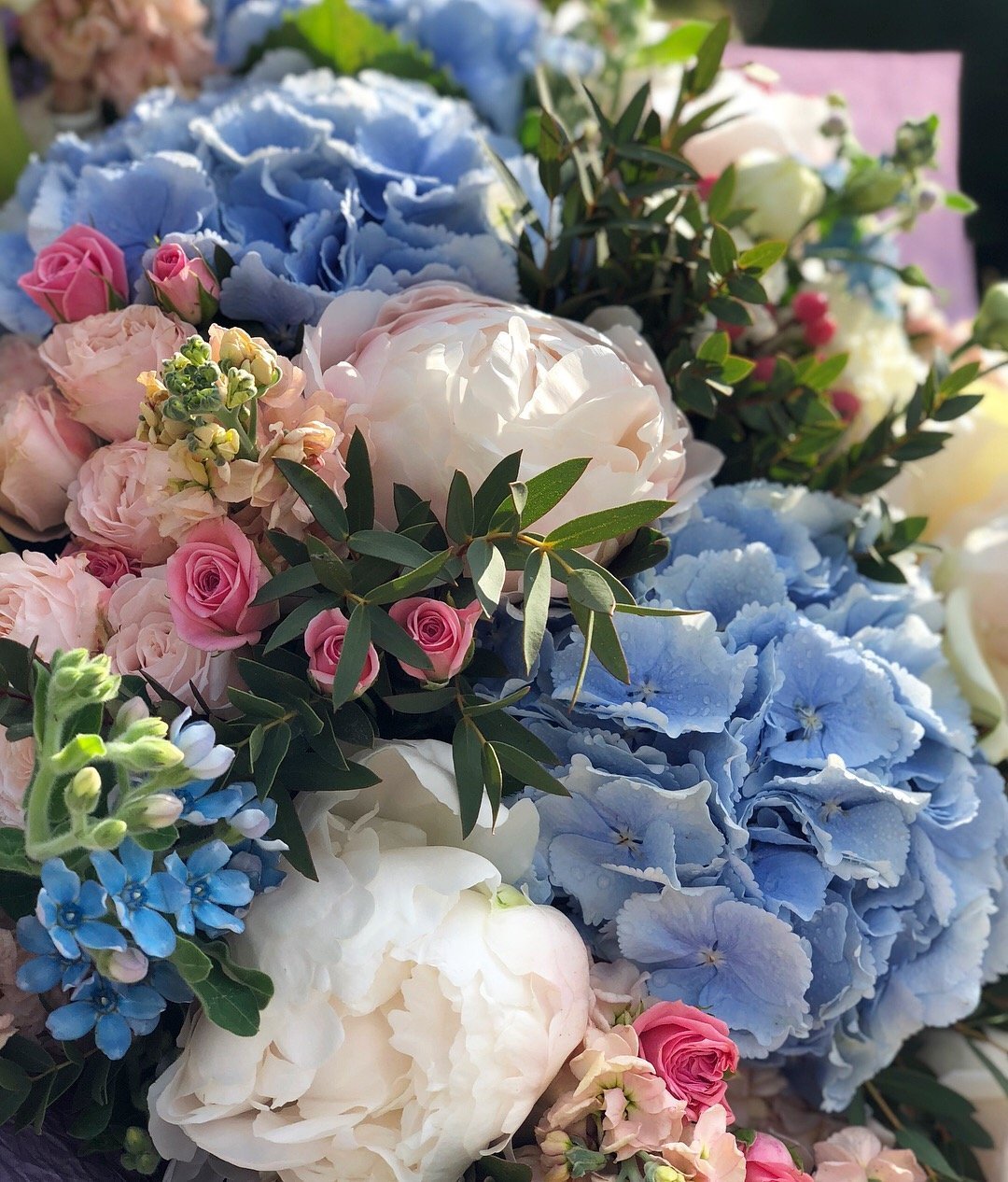 Свадебный букет невесты хризантемы с голубой