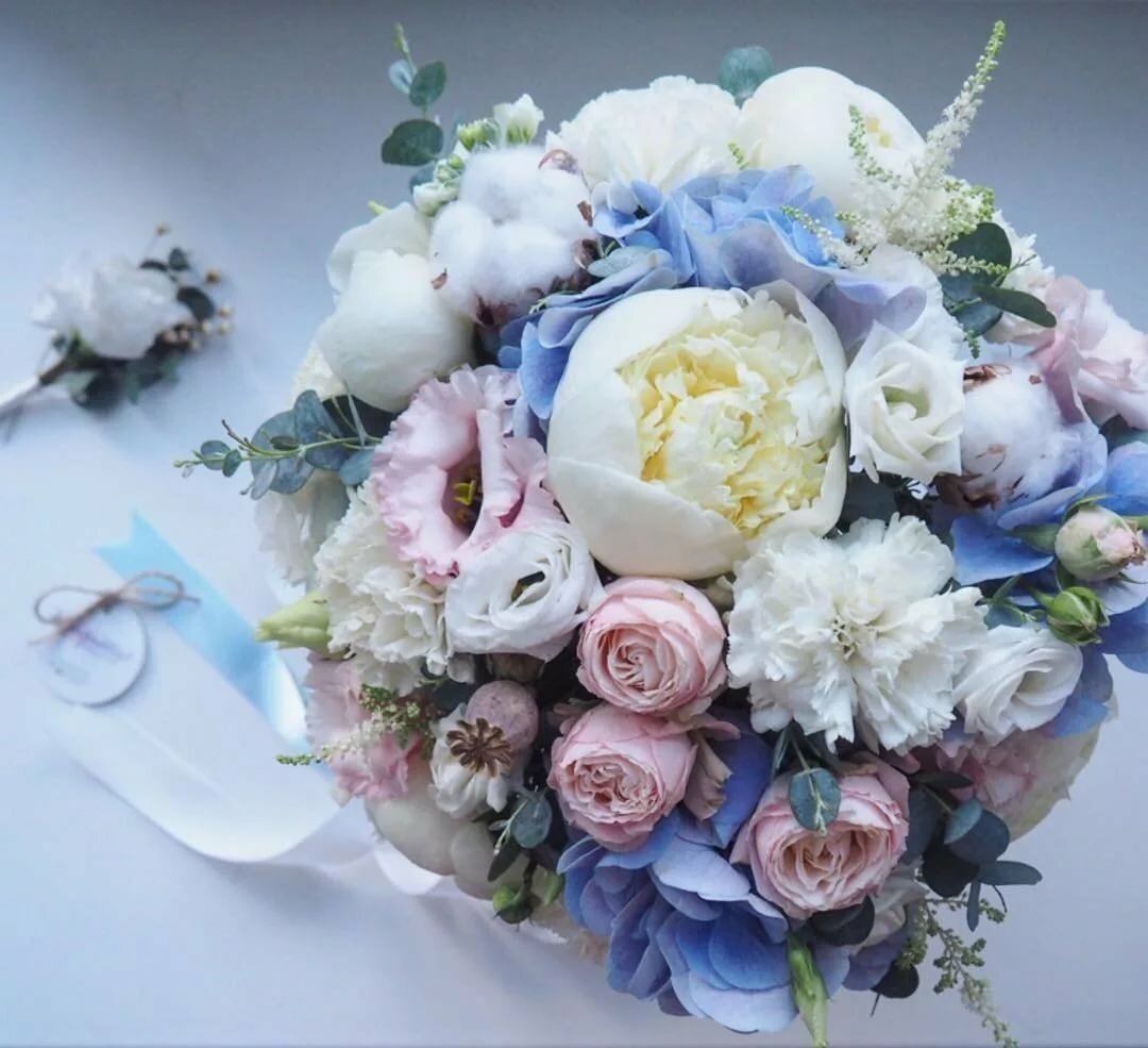 Сиреневые розы и пионы