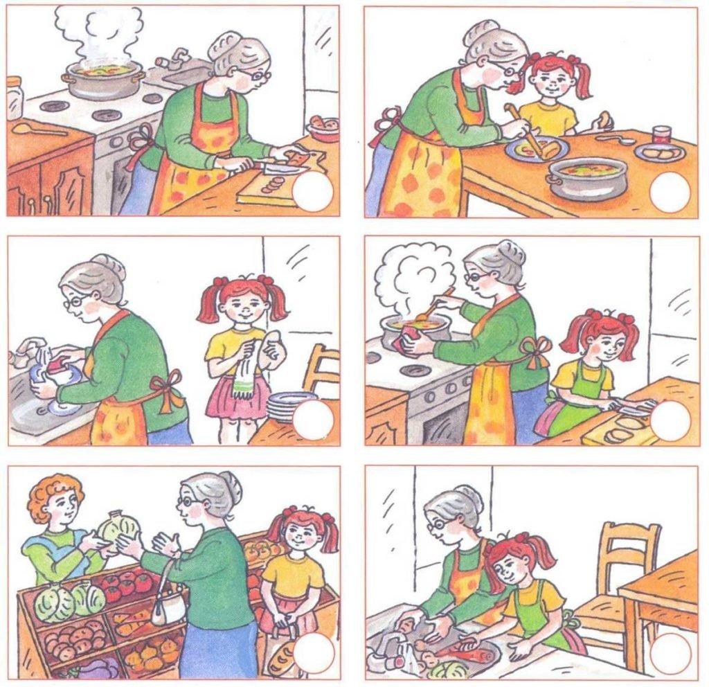 Мама купает ребенка