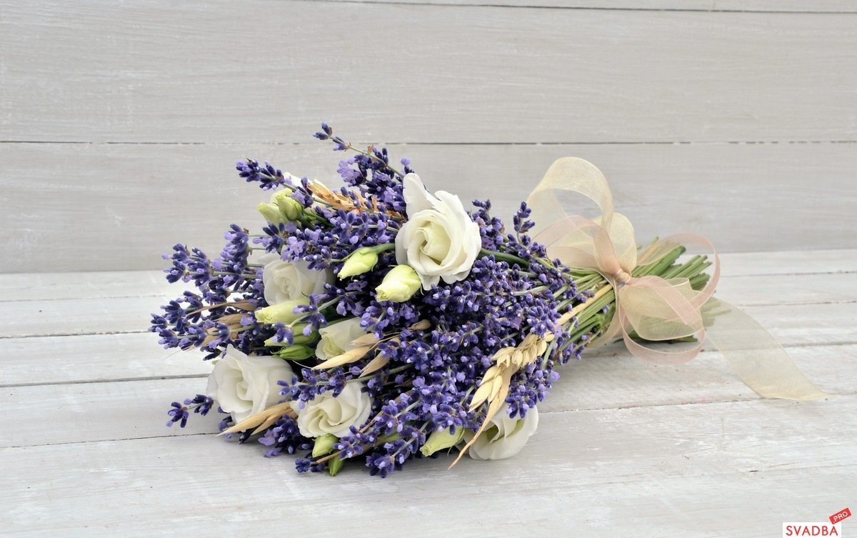 Лаванда с лилией в букете