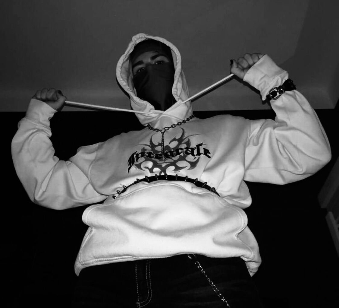 Бандит и девушка любовь