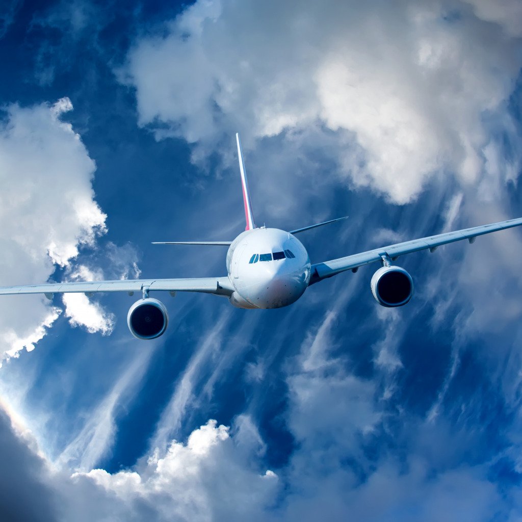 Самолет в облаках
