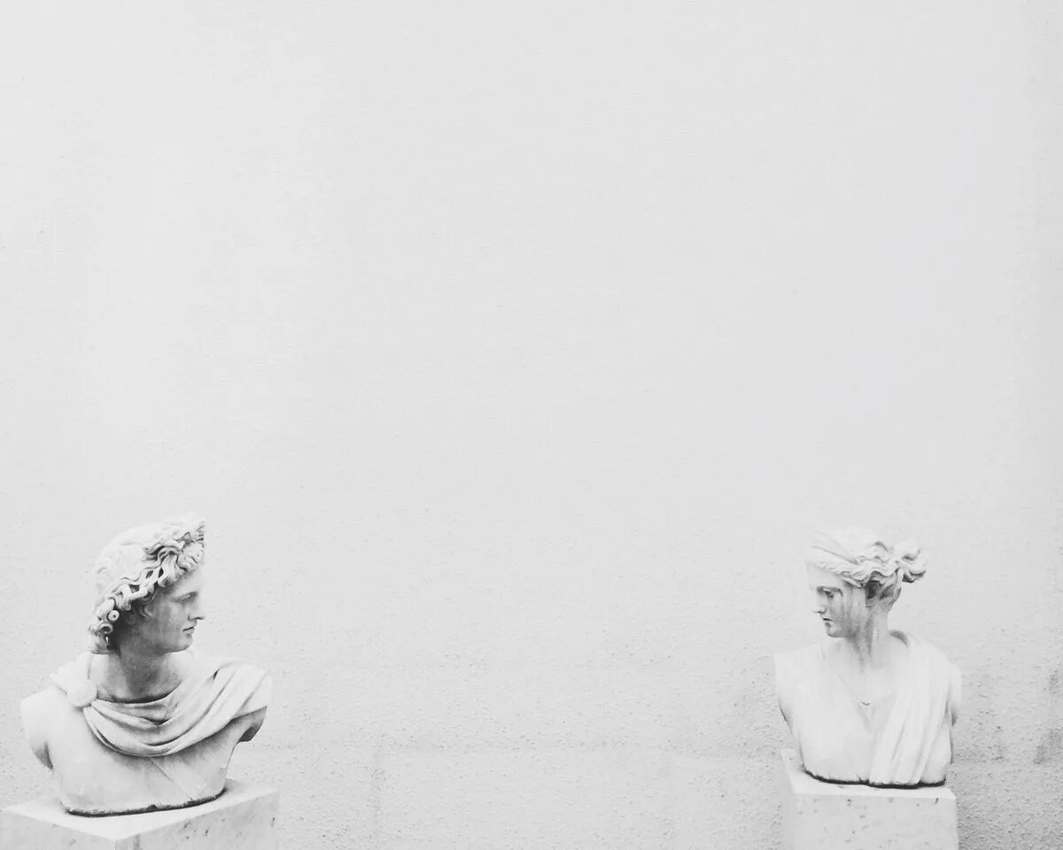 Белая статуя