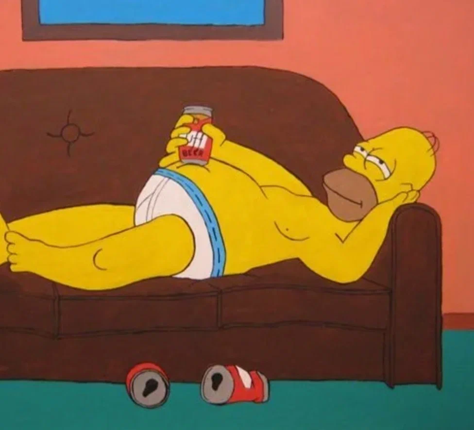 Гомер симпсон лежит на диване