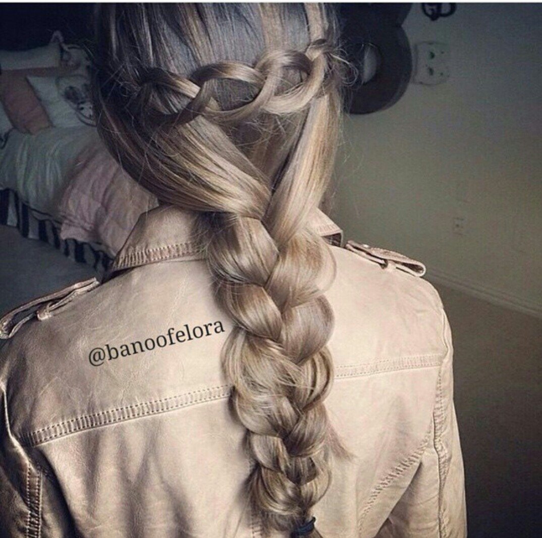 Образ девушки с длинными русыми волосами в косичке