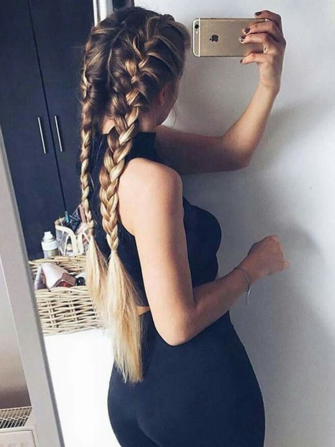 Девушка с косичками без лица