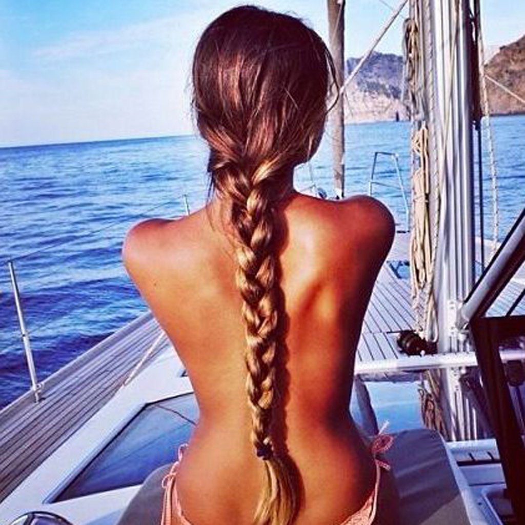 Девушка с русой косой со спины