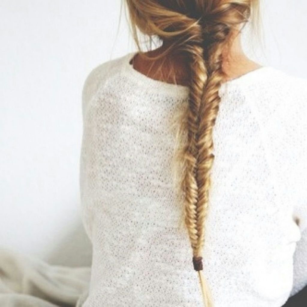 Девочка с косичками со спины