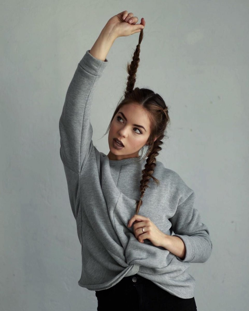 Девушка с косичками