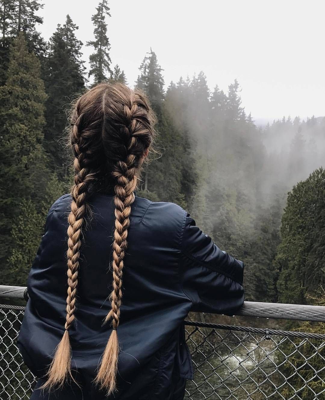 Девочка с косичками со спины