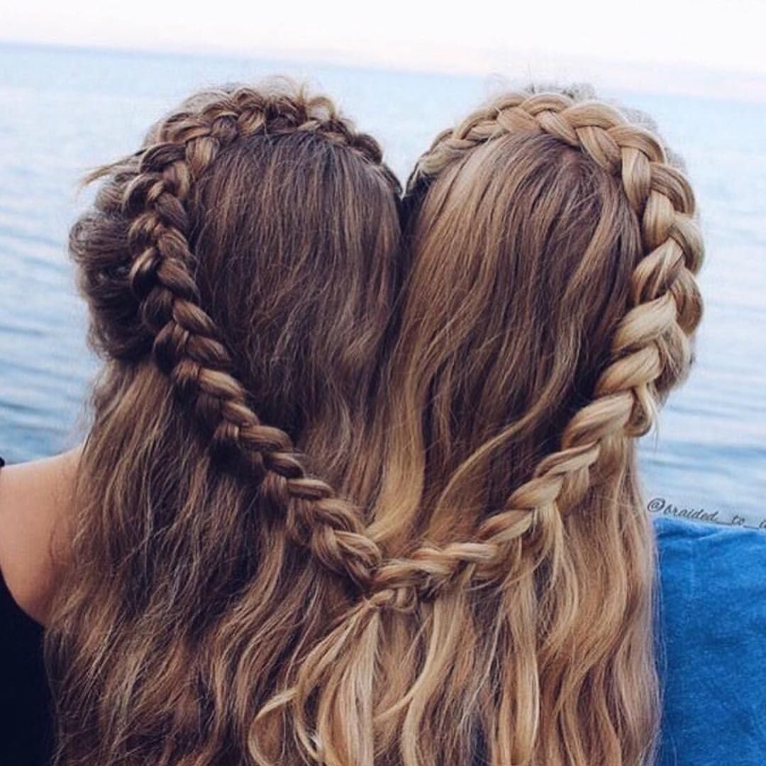 Сплетенные косы двух девушек