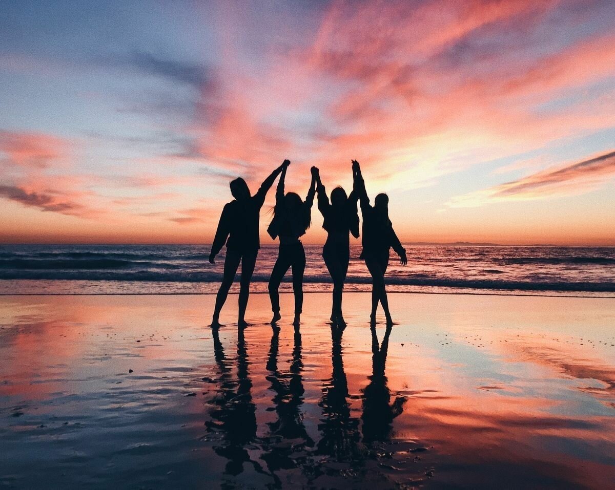 Три подруги на закате