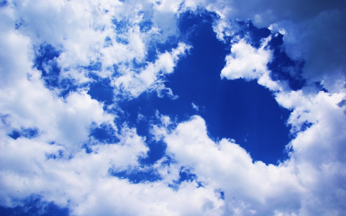 Светло голубое небо