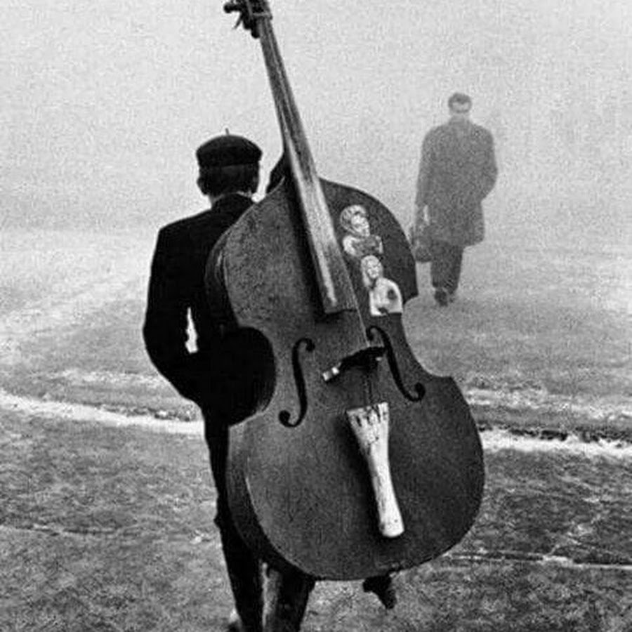 Человек с контрабасом