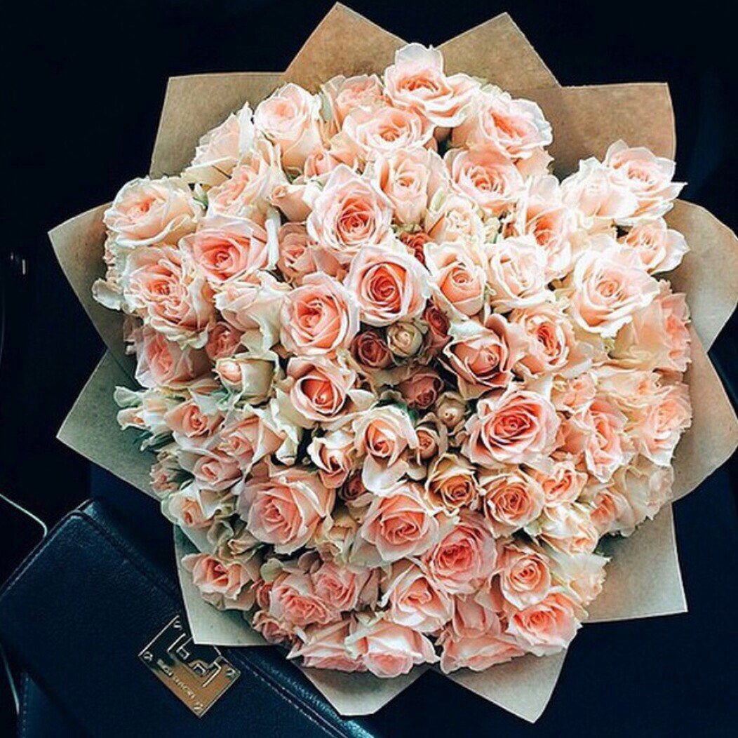 Красивые пионы в коробке