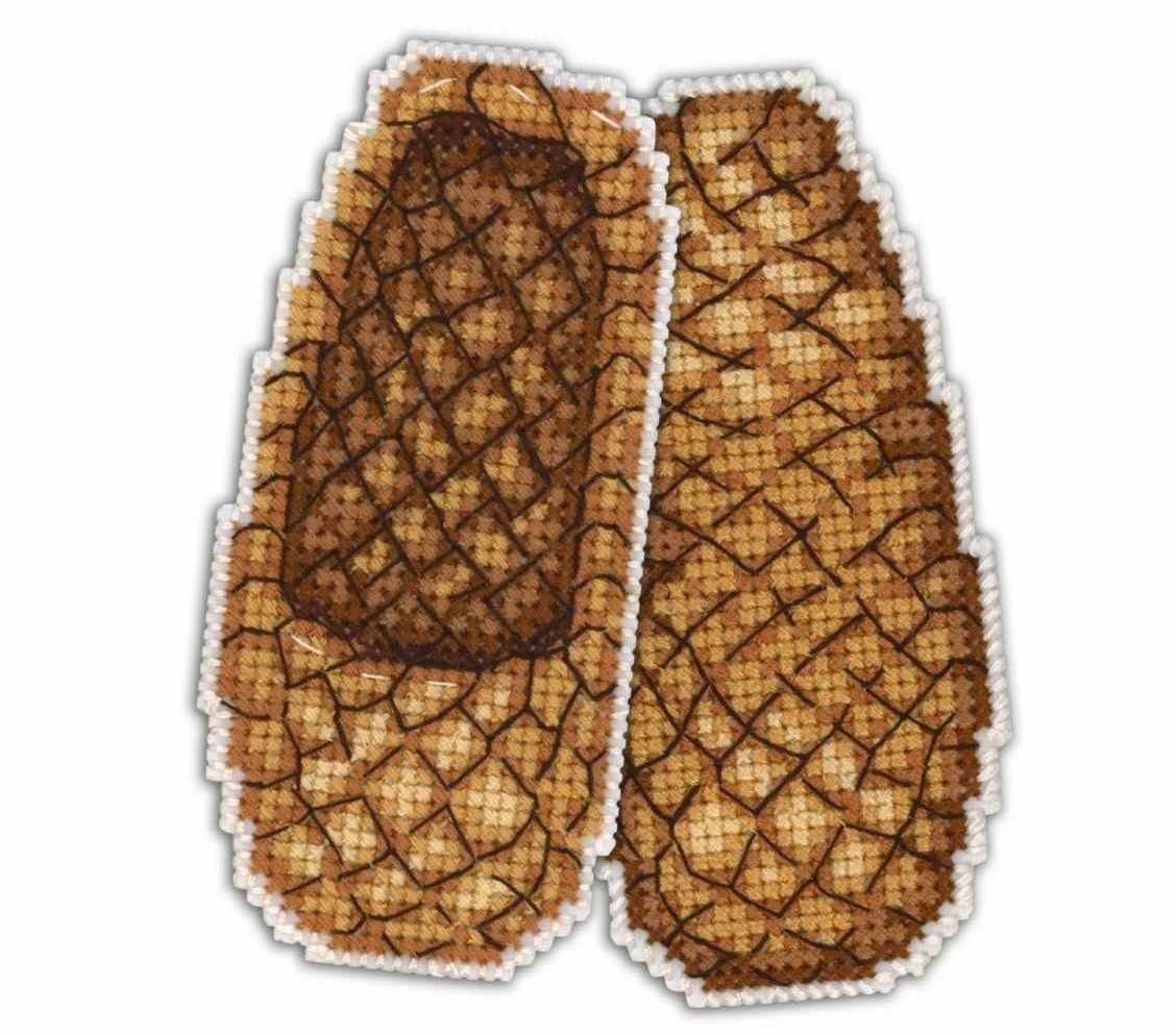 Женские ноги в лаптях