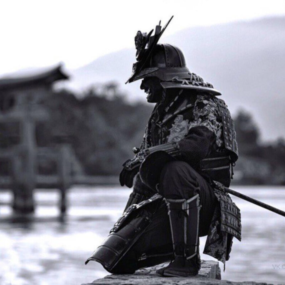 Самурай на Красном фоне