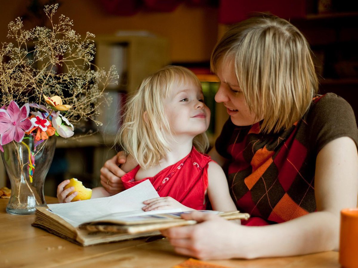 Воспитатель с детьми