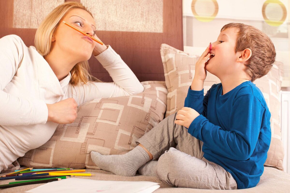 Воспитатель беседует с детьми