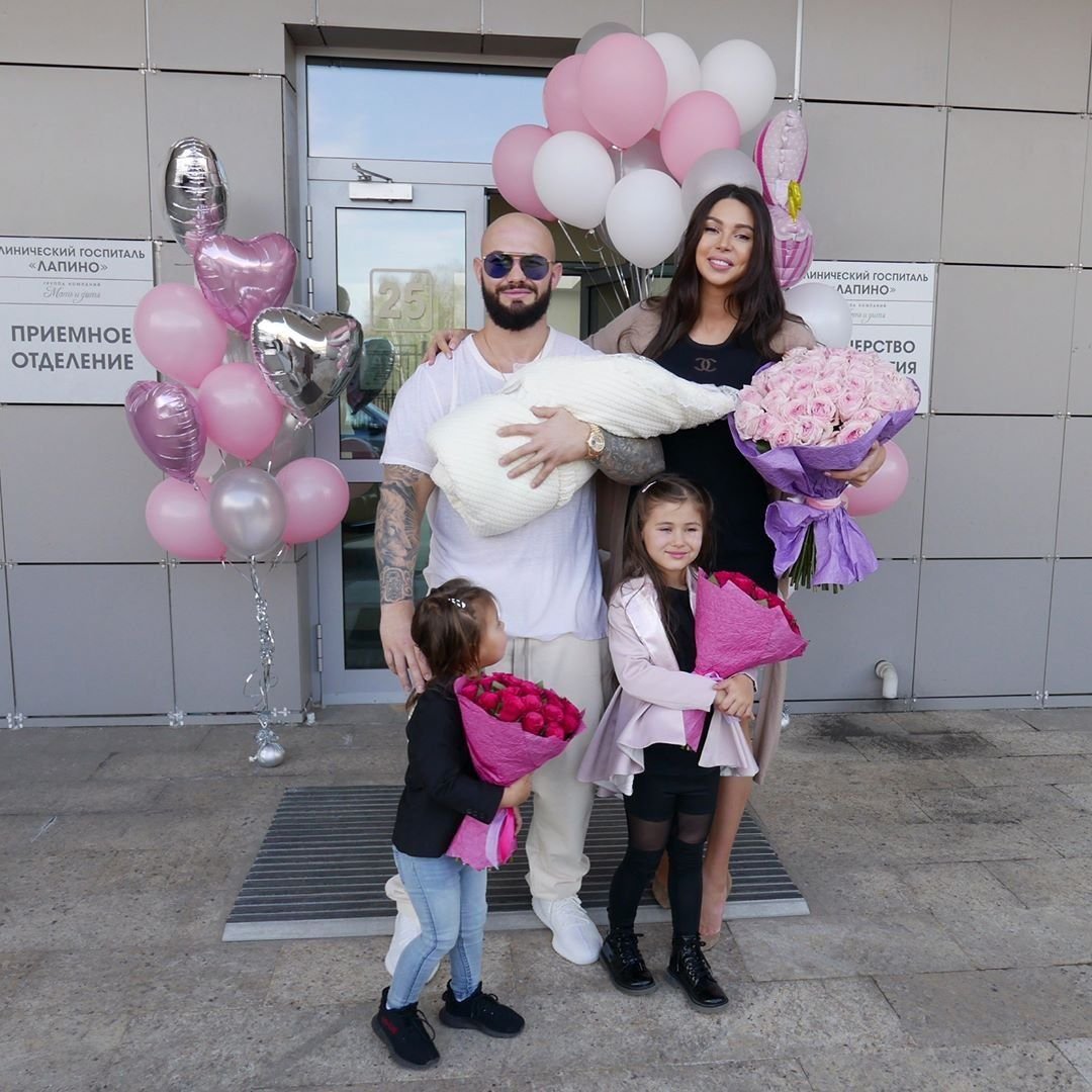 Оксана Самойлова выписка из роддома